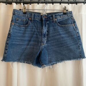 Universal Thread Women's Frayed Hem Jean Shorts - Blue